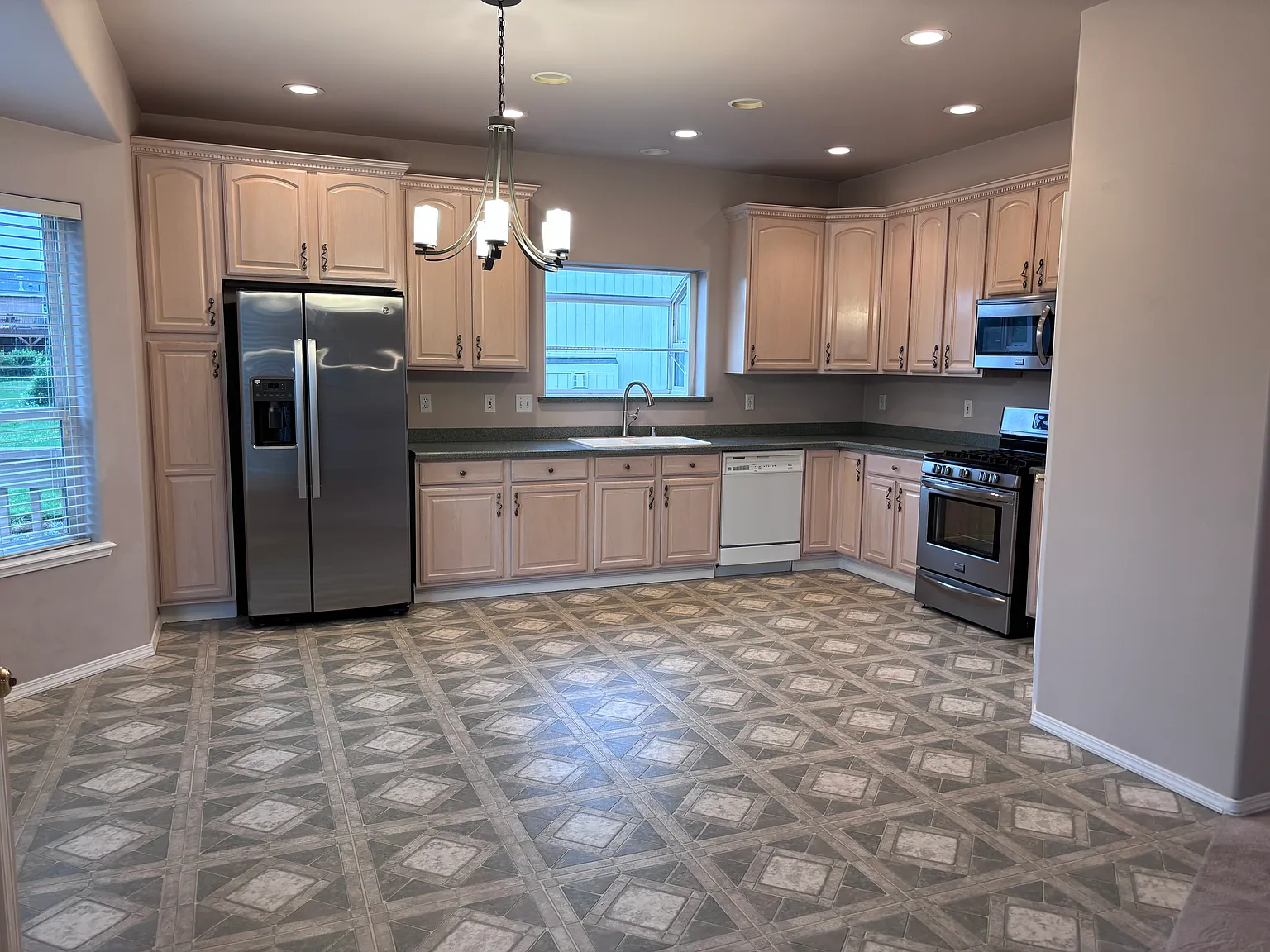 4 bed, 2.5 bath, 2956 sqft, $3,900 — Photo 4
