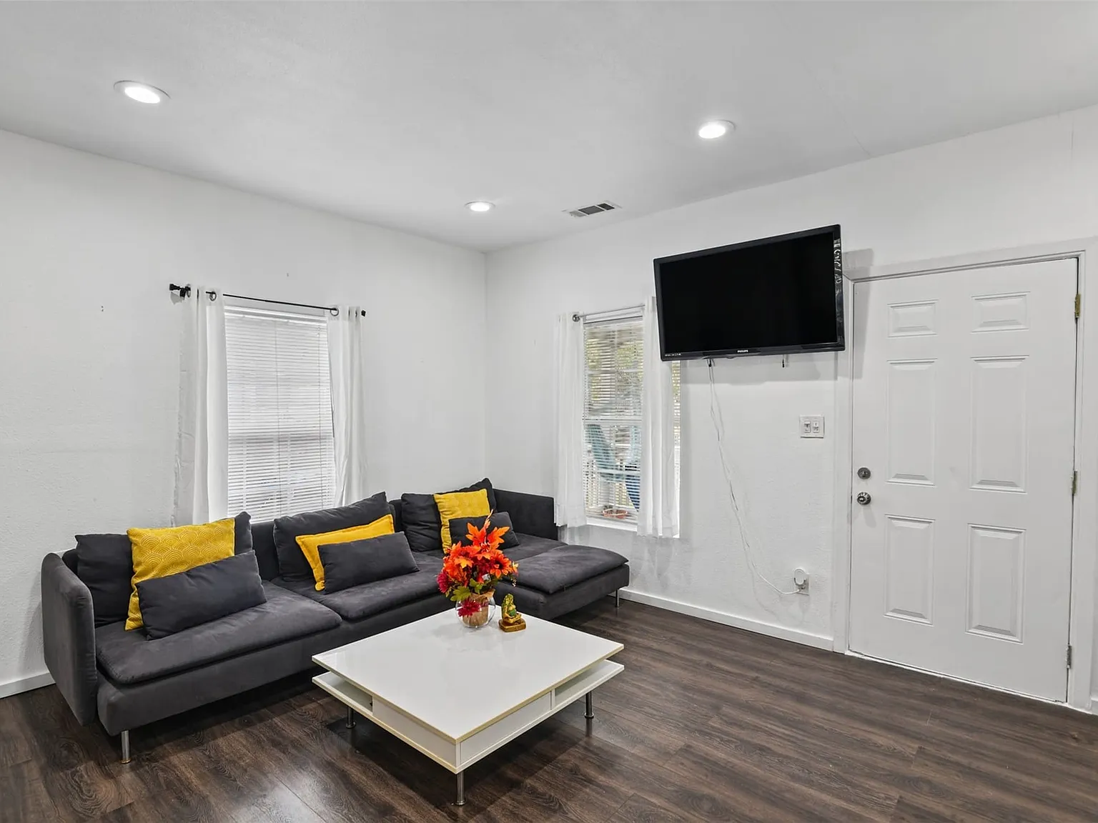 3 bed, 2.0 bath, 1164 sqft, $2,995 — Photo 1
