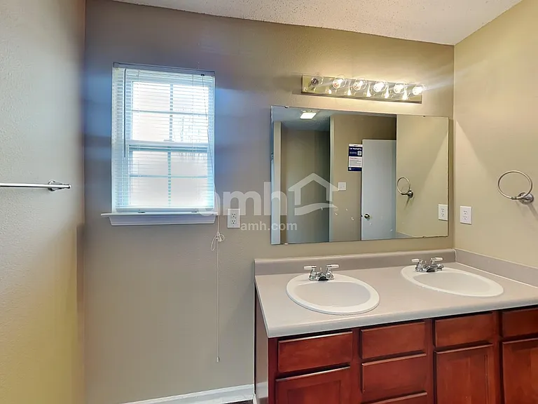 5627 N Plymouth Ct — Photo 14