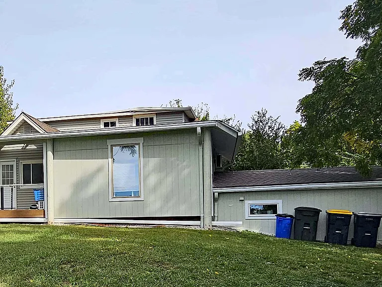 TWO SEPARATE ENTRANCE MICRO APARTMENTS ARE ATTACHED TO THE REAR OF THE HOUSE. ONE PERSON ONLY IN EACH APARTMENT . UNITS HAVE 4 SHARED DRIVEWAYS
