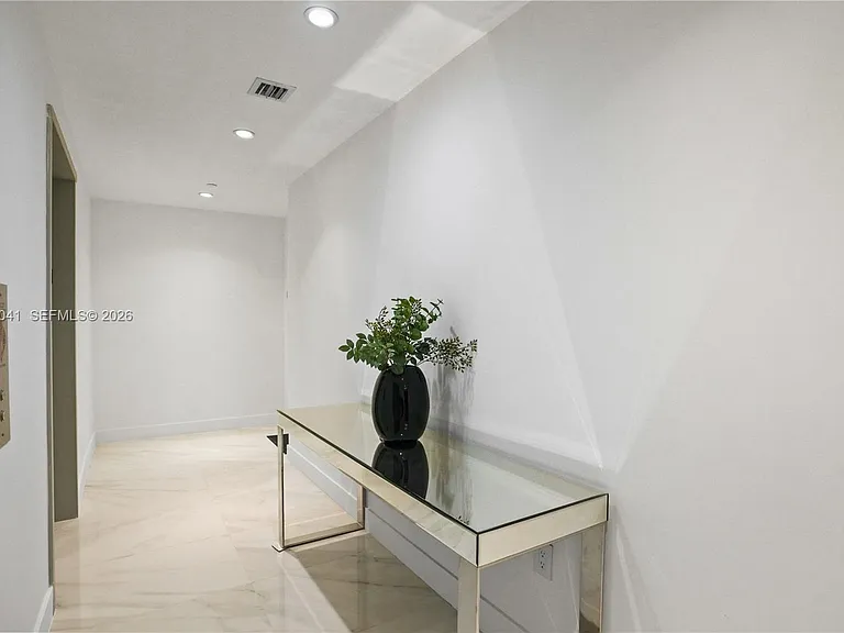 700 NE 24th St #3905 — Photo 5
