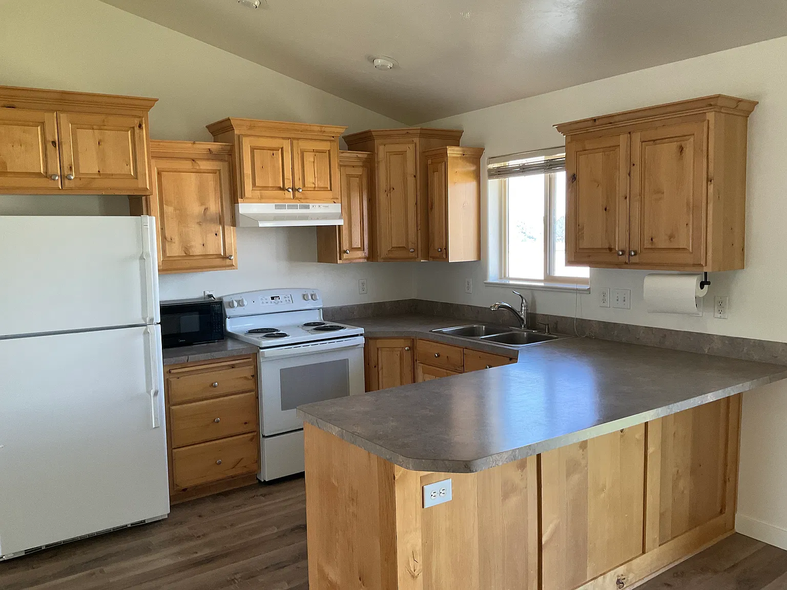 4 bed, 2776 sqft, $2,195 — Photo 2