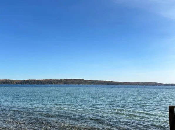 10 Shorewood Dr #C, Frankfort, MI 49635