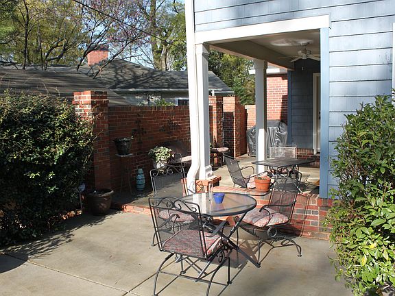 Large patio w/ privacy wall