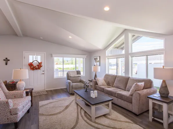 333 Mountain View Dr Unit 88, Talent, OR 97540