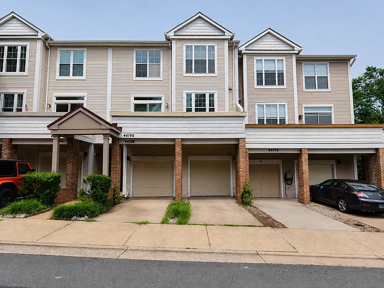 44190 Mossy Brook Sq — Photo 1