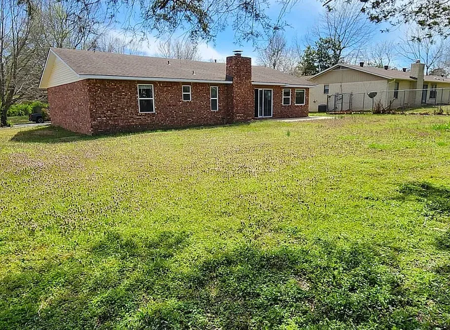 Building Photo - 2042 E Magnolia Dr
