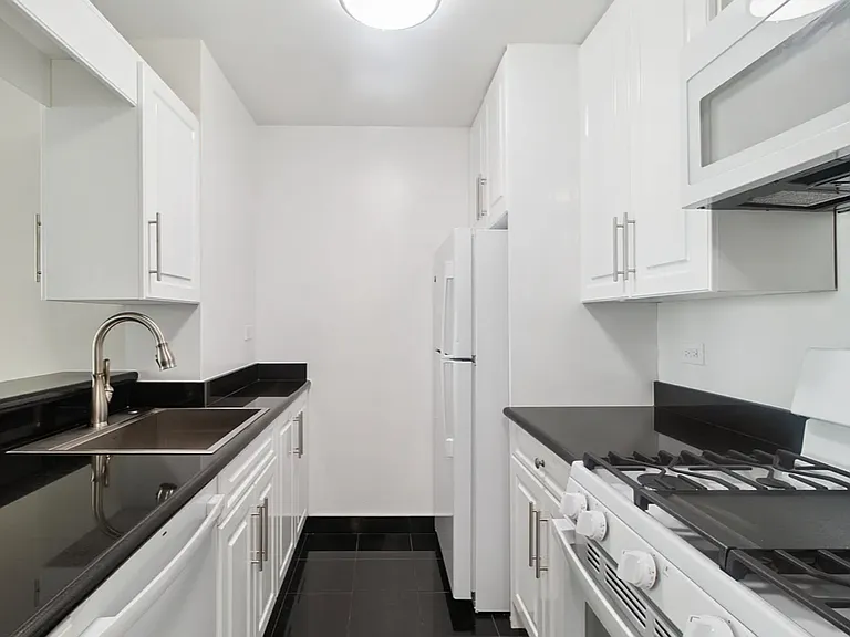 400 E 71st St #21A — Photo 4