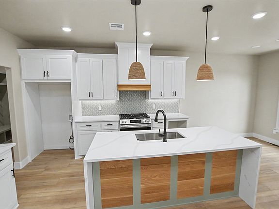 5th image of 685 Woodlands Dr