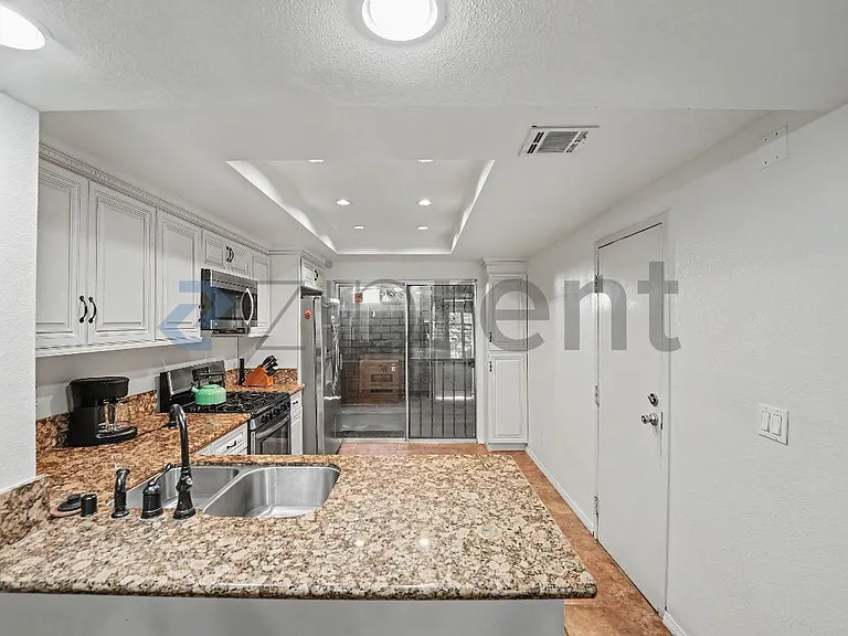 8633 Balboa Blvd #2 — Photo 7