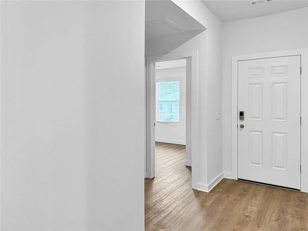 4 bed, 1893 sqft, $1,870 — Photo 2
