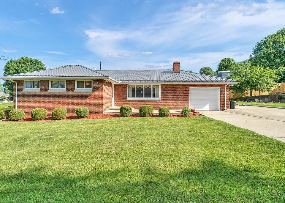 1st image of 122 Fairview Dr.