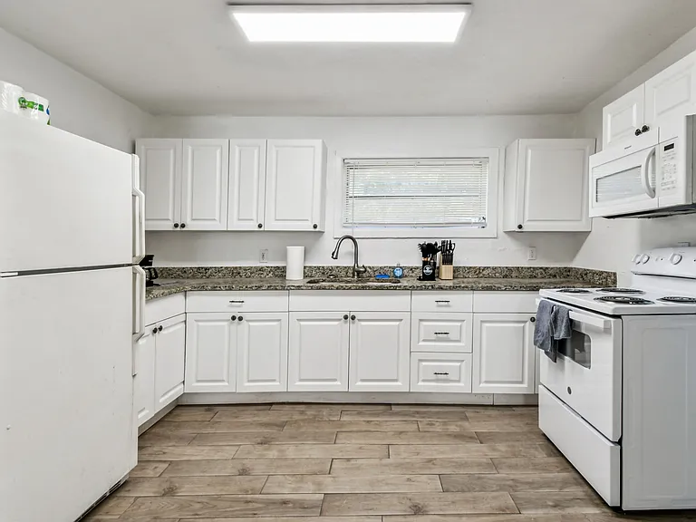 3918 E Clifton St — Photo 2