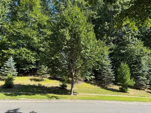 25 Pembroke Ter, East Longmeadow, MA 01028