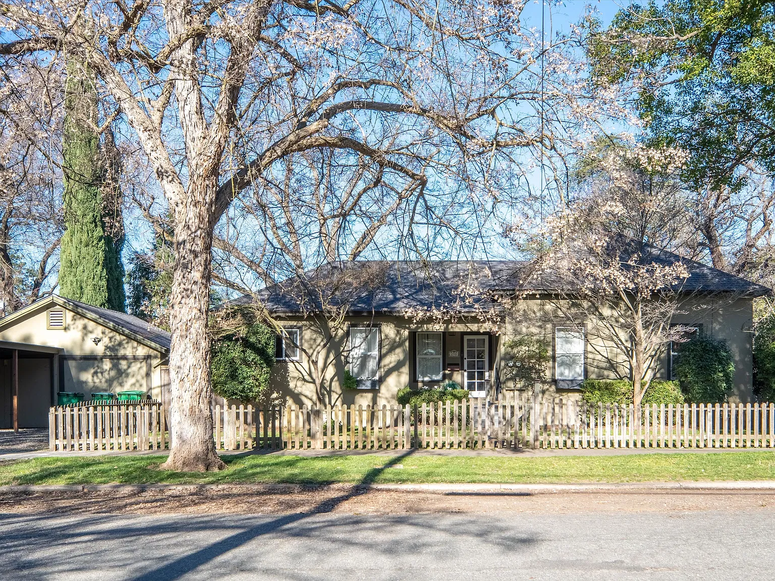 2 bed, $1,900 — Photo 2
