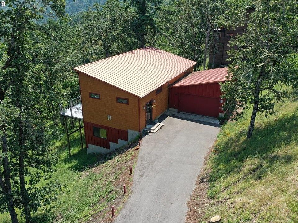 1st image of 745 SE Summit Dr