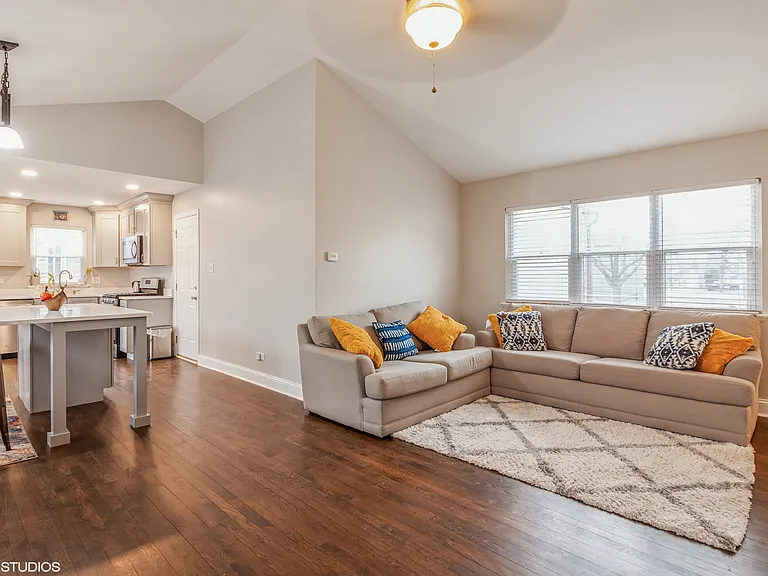 2043 University Dr — Photo 3