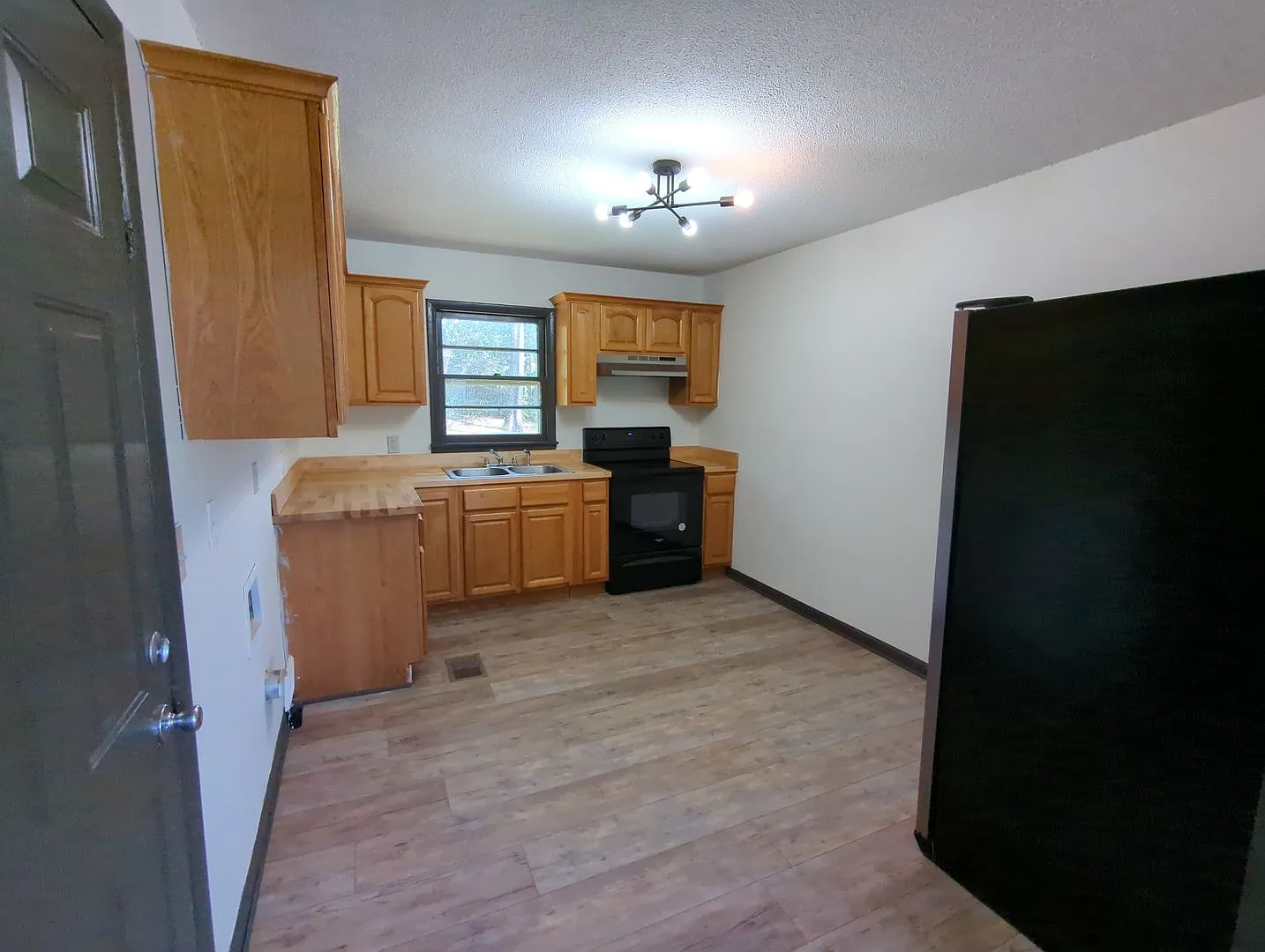 3 Bedroom House — Photo 4