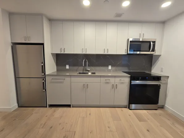 2-33 50th Avenue W517 image 2 of 14