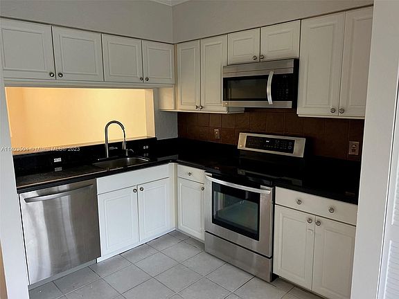 3rd image of 16767 Hemingway Dr