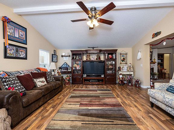 2nd image of 121 SE Brandon Dr