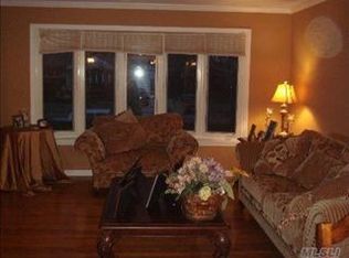 8 Pickwick Dr, Old Bethpage, NY 11804