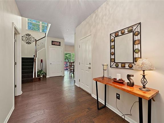 5th image of 16218 Linden St