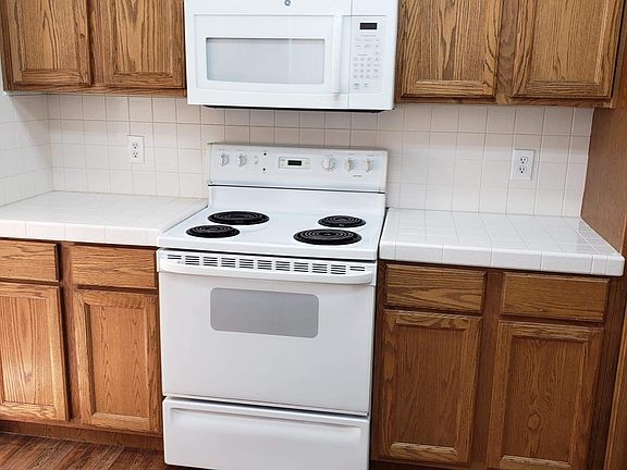 3rd image of 523 Greenbriar Dr