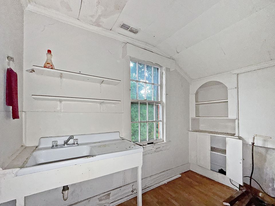 25th image of 147 Lowman St