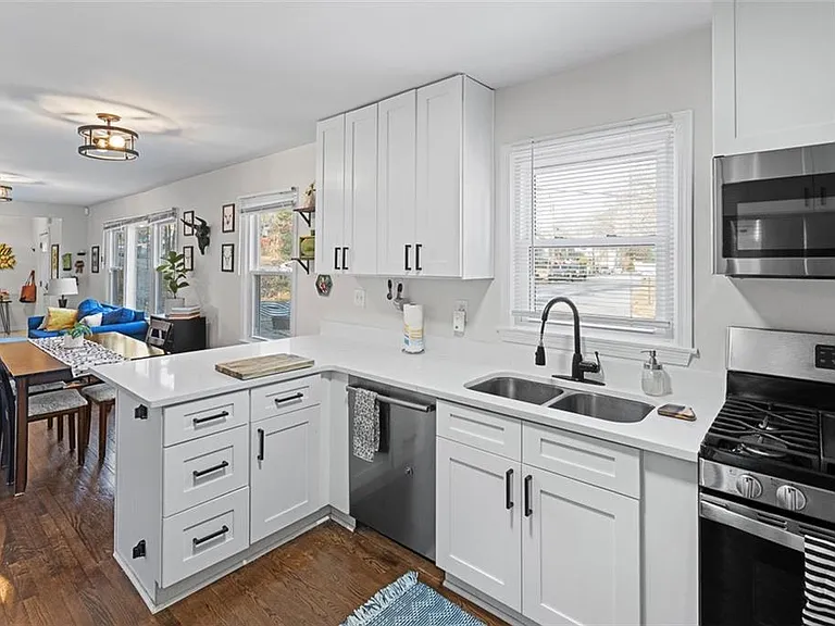 3418 Louise St — Photo 11
