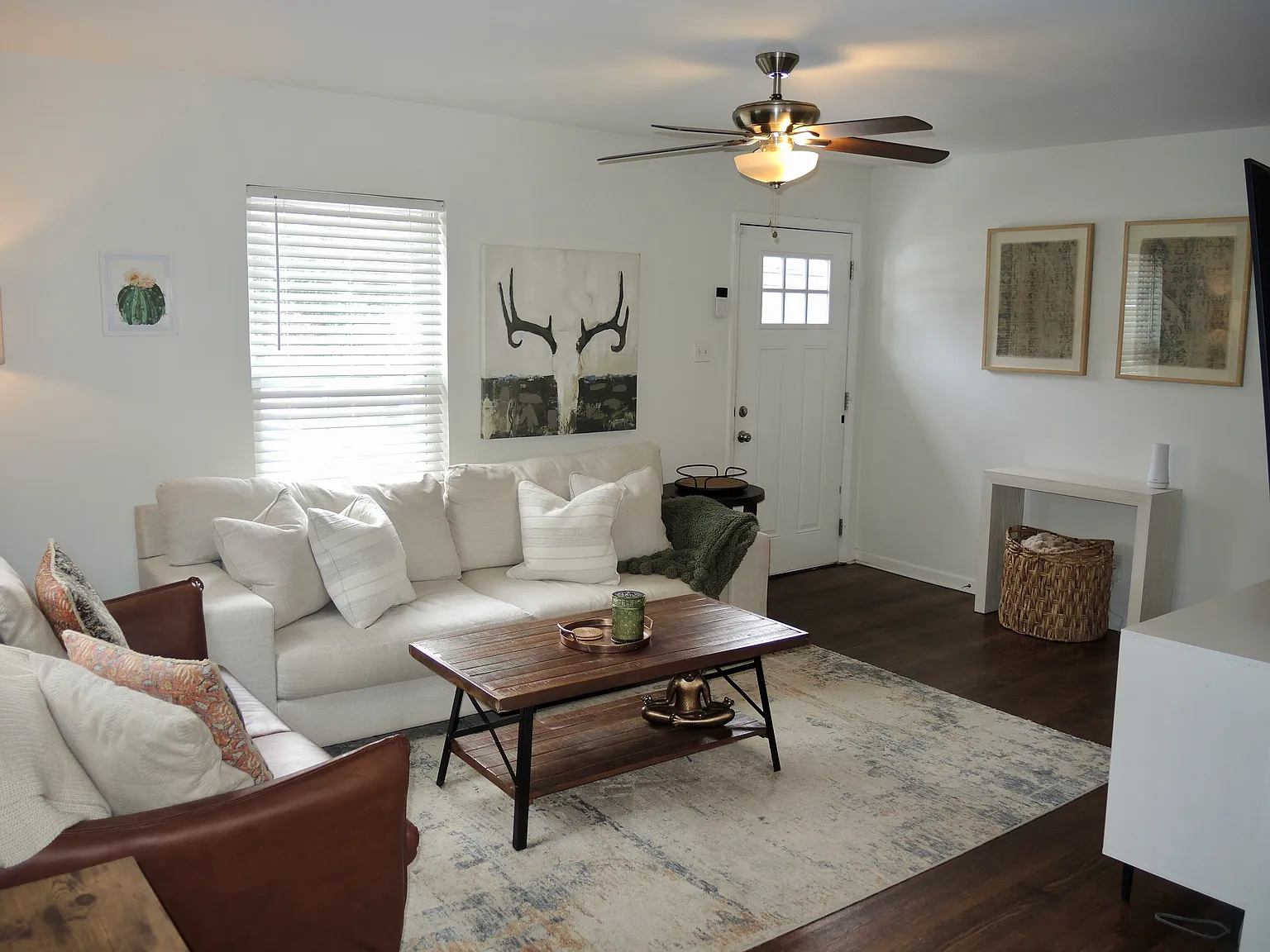 3 bed, 1077 sqft, $2,300 — Photo 2