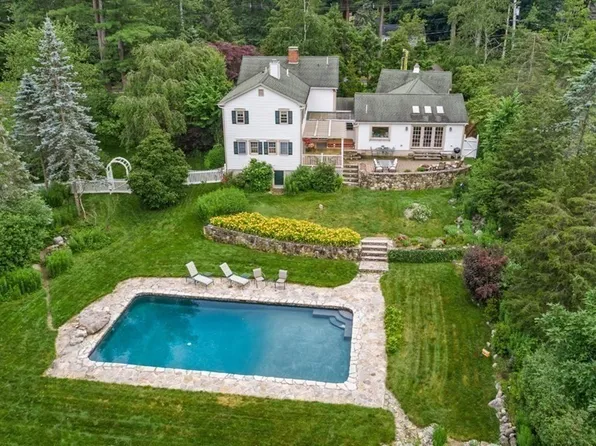 537 Lowell St, Lynnfield, MA 01940