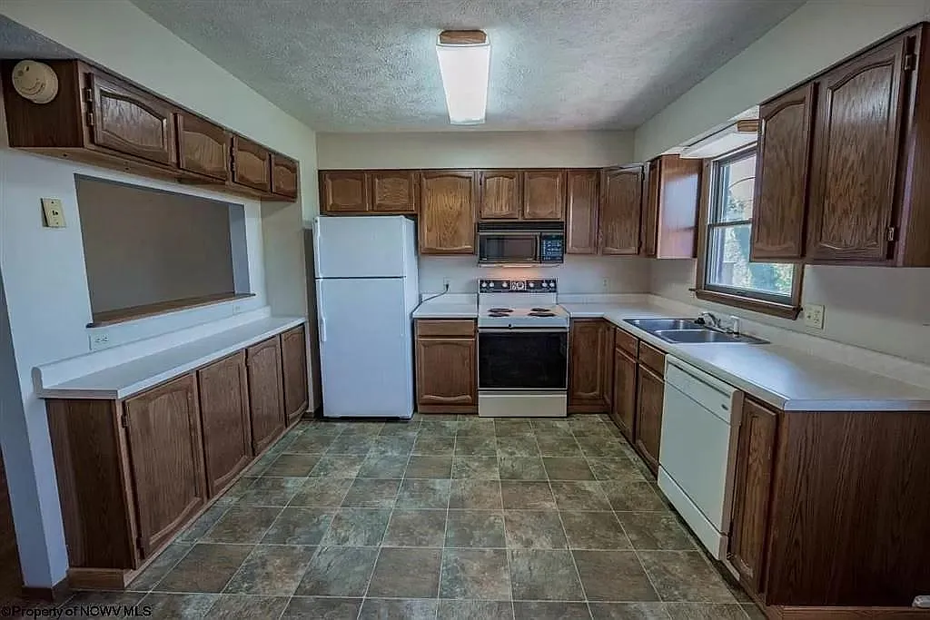 408 Cedarstone Rd — Photo 3