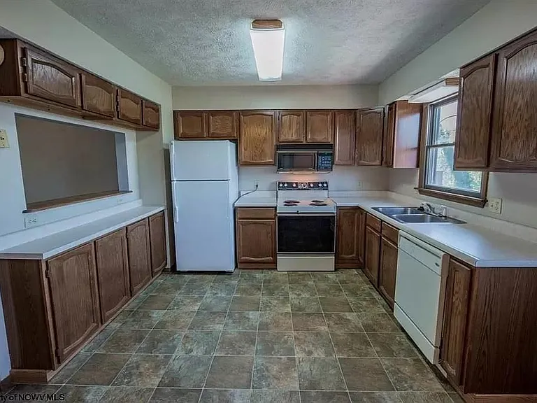 401 Cedarstone Rd — Photo 3