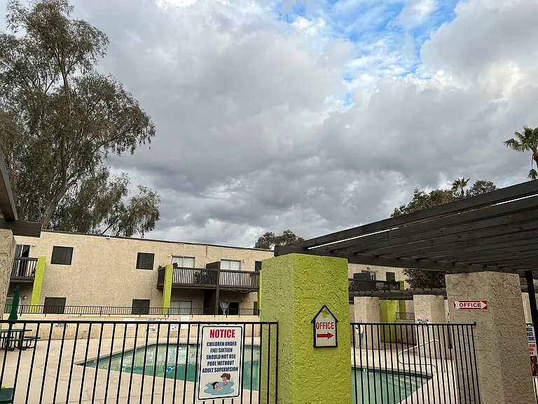 Sundowner Apartments — Photo 7