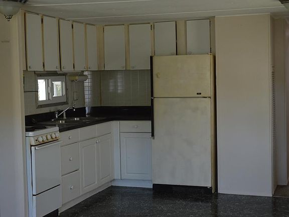 3rd image of 658 Palm Ave E