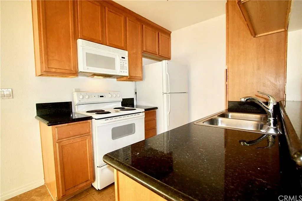 3 bed, 1066 sqft, $2,799 — Photo 3