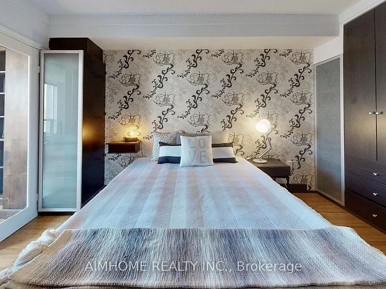 284 Bloor St W #806 — Photo 12