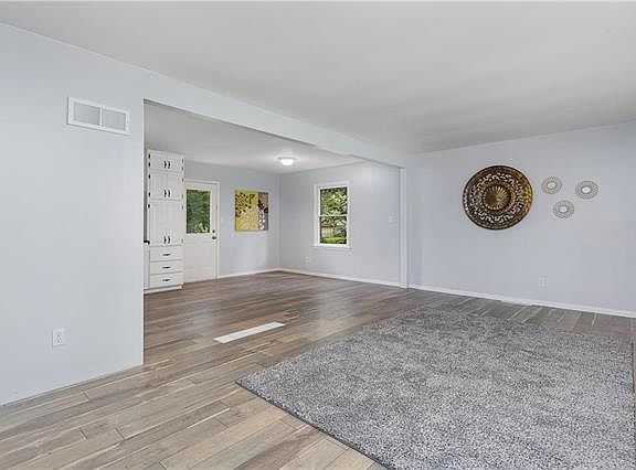 3rd image of 13505 Applewood Dr