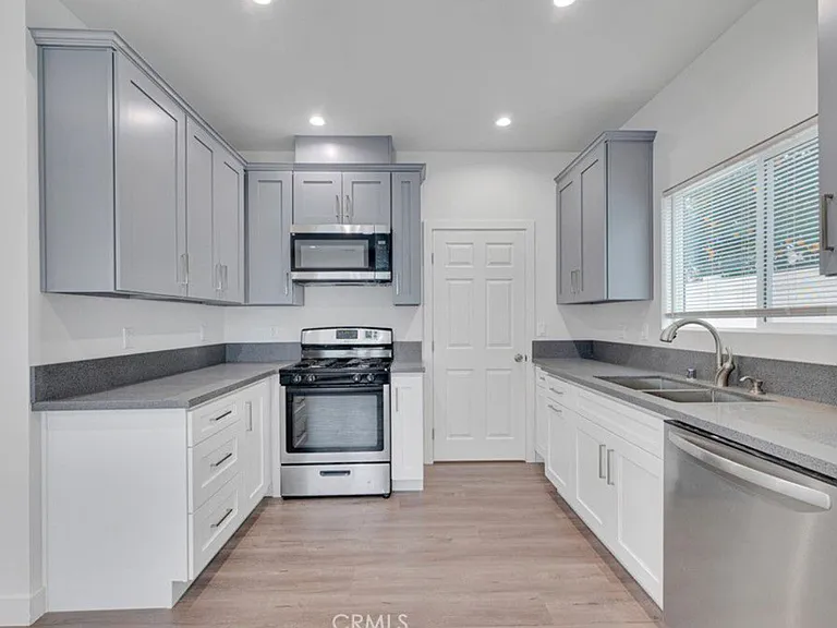 6744 Radford Ave — Photo 24