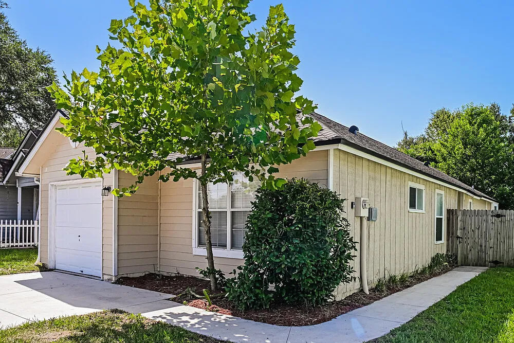 3 bed, 2.0 bath, 1225 sqft, $1,815 — Photo 3