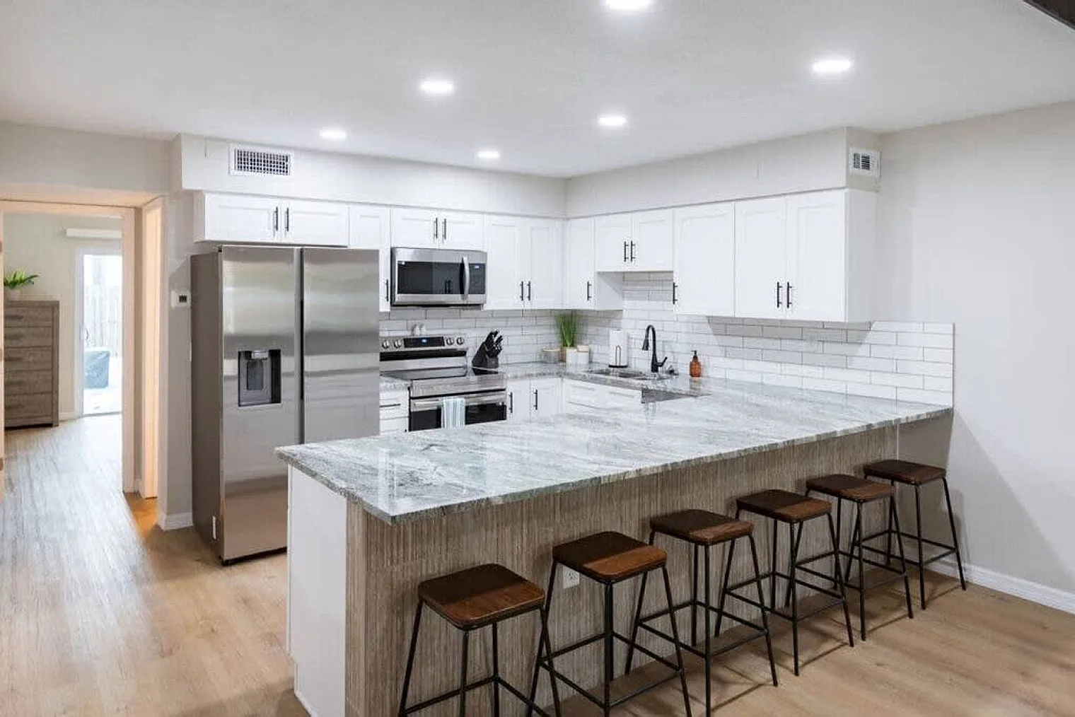 2 bed, 2.0 bath, 1184 sqft, $2,762 — Photo 3