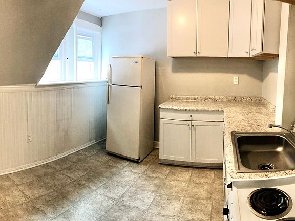 3rd image of 444 Glen St APT 5