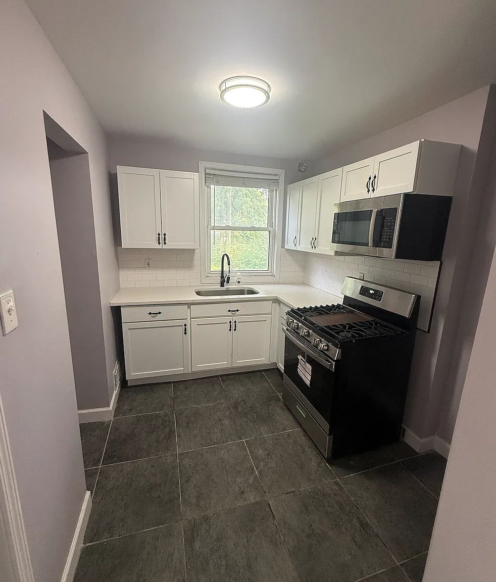 4 bed, 894 sqft, $1,800 — Photo 1