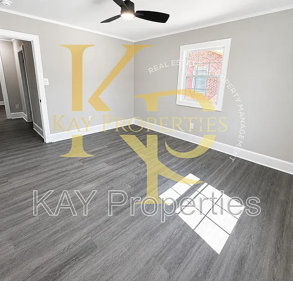 1200 E Holly St — Photo 5