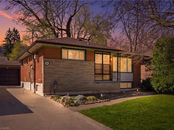 59 Purvis Dr, Hamilton, ON L8S 2S5