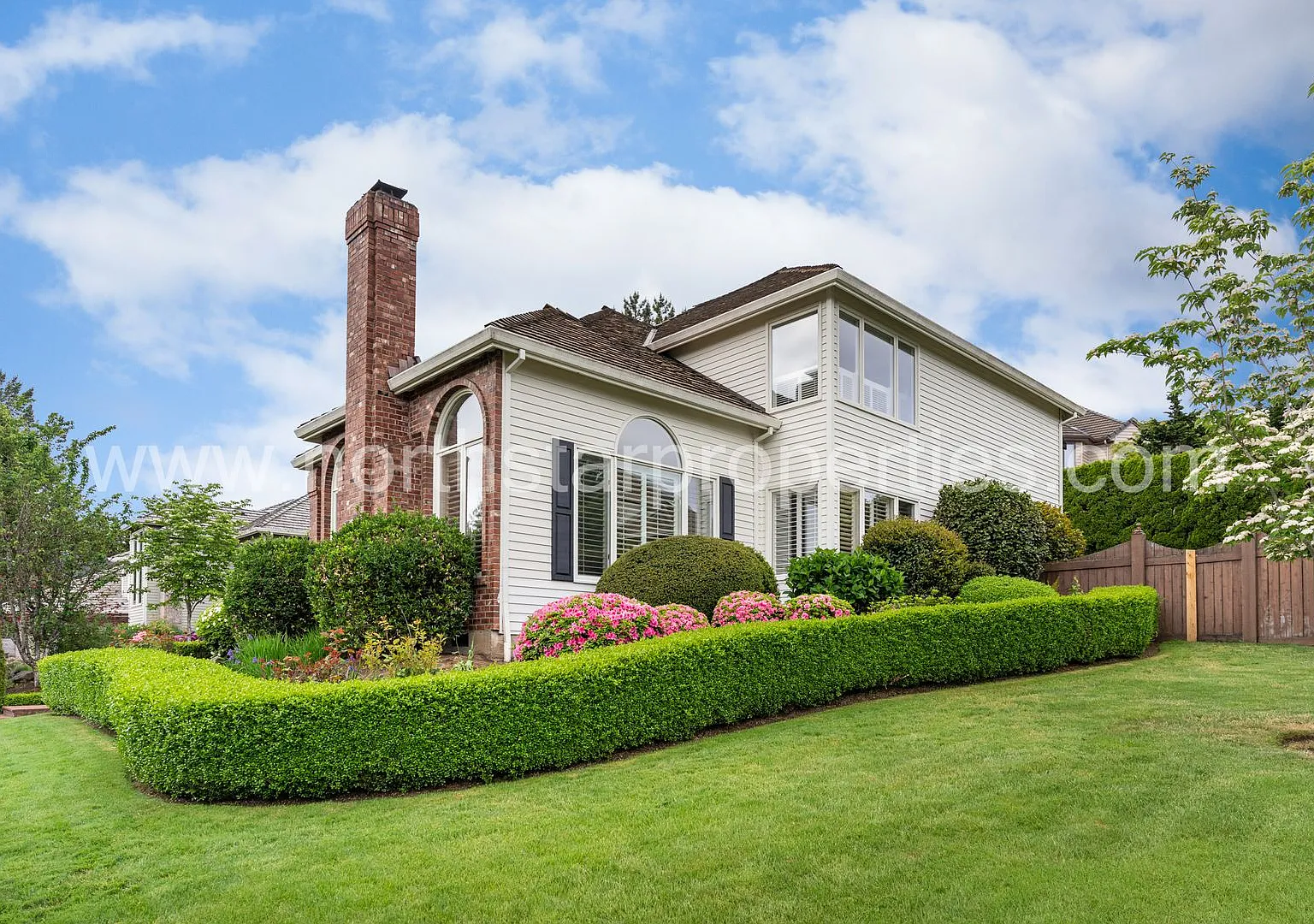 Elegant Palisades Living with Exceptional Space & Timeless Style — Photo 4