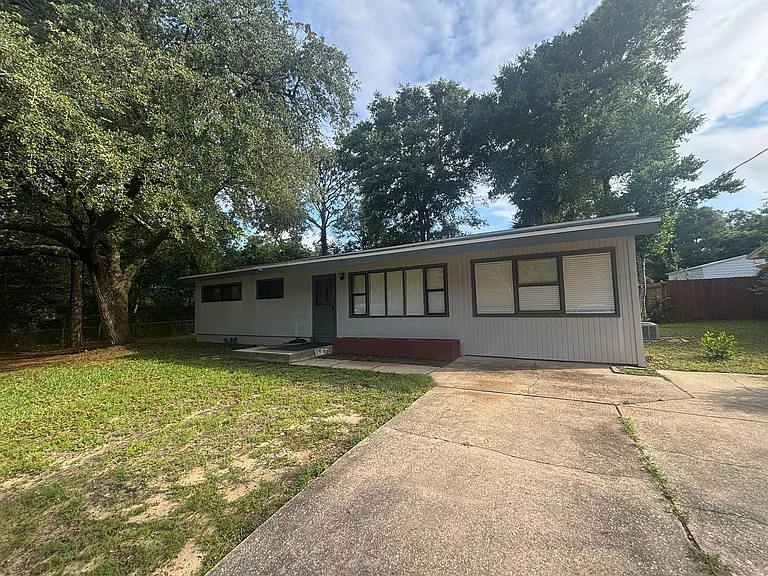 143 Edward Cir — Photo 1