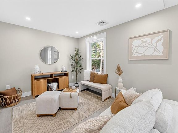 4th image of 250 Fountain Ave