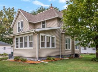 518 3rd St NE, Independence, IA 50644